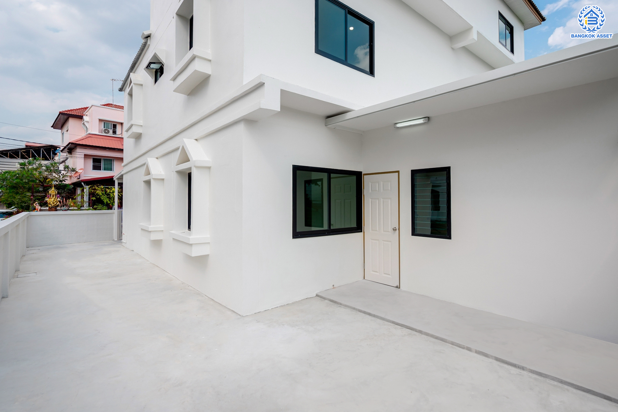 บ้านมือสองตกแต่งใหม่ ม.บ้านสวน5 กลางเมือง พิบูลย์สงคราม บ้านแฝด 3 ชั้น หลังมุม เนื้อที่ 39.4 ตร.ว. ฟังก์ชัน 4 ห้องนอน 3 ห้องน้ำ จอดรถได้ 2 คัน ราคาคุ้มสุดในย่านนี้! บนสุดยอดทำเล! เชื่อมถนนพิบูลย์สงคราม, วงศ์สว่าง, นครอินทร์ และติวานนท์ ใกล้จุดขึ้นทางด่วนศรีรัช-วงแหวนรอบนอก และรถไฟฟ้า "สถานีแยกติวานนท์"